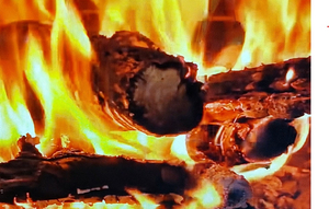 Foto von einem brennenden Holzscheit eines Lagerfeuers - Nahaufnahme