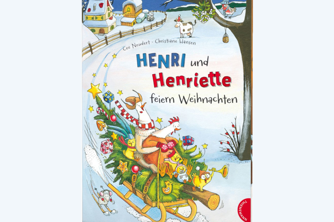 Buchcover "Henri und Henriette feiern Weihnachten". Hahn Henri saust mit Henriette und Küken auf einem Schlitten einen Berg hinunter.