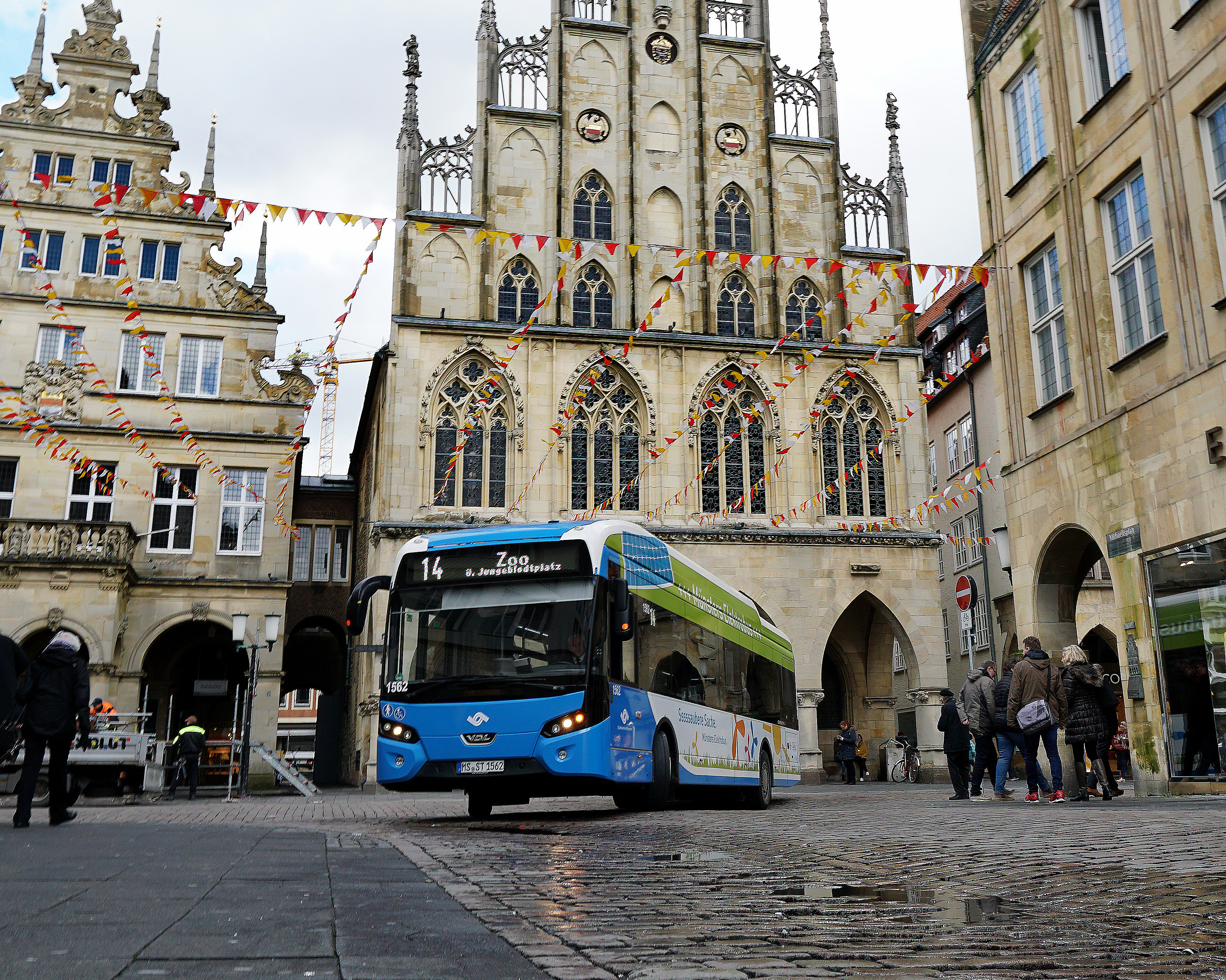 Bus auf dem Prinzipalmarkt vor Münsters Rathaus