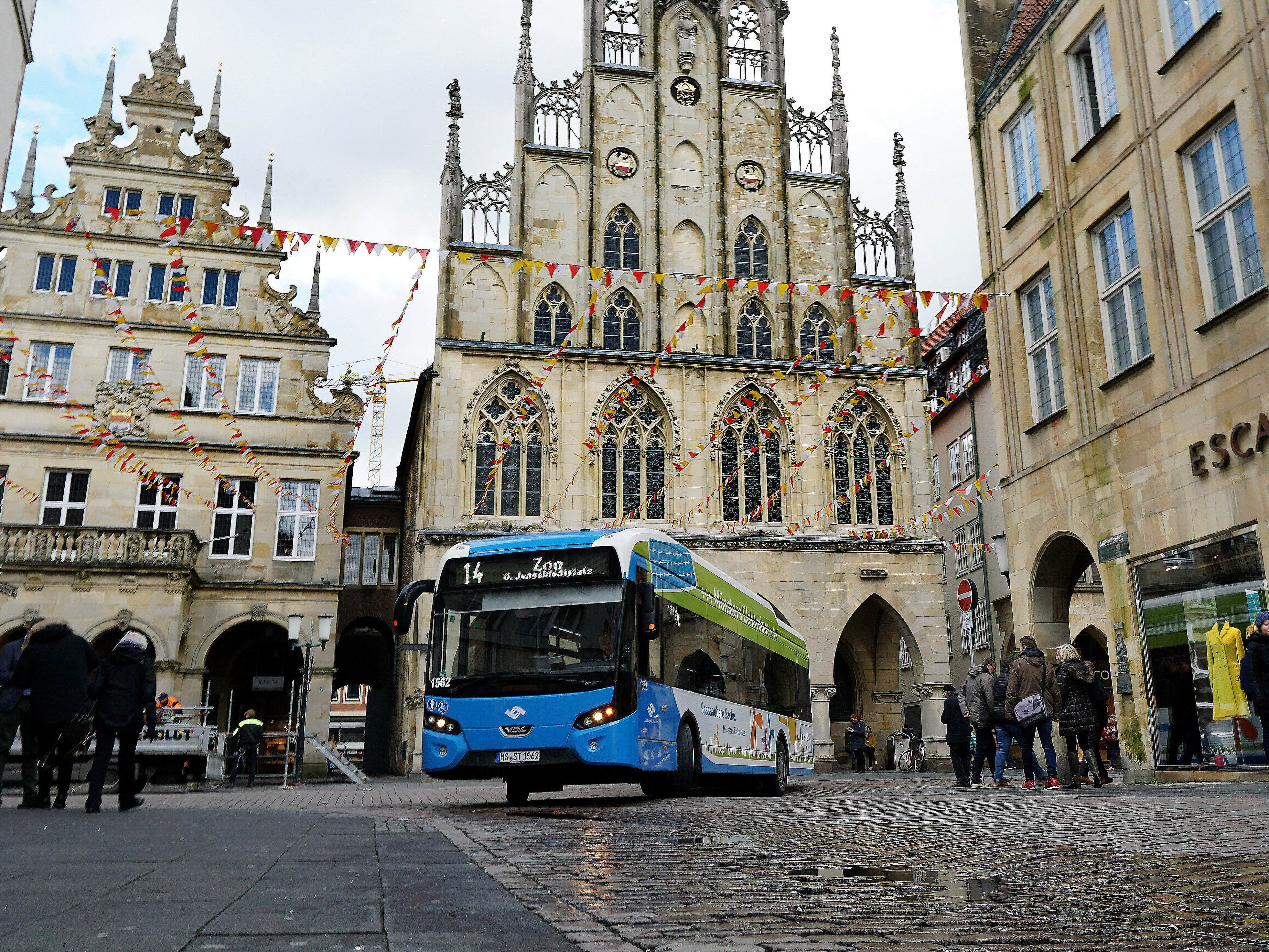 Bus auf dem Prinzipalmarkt vor Münsters Rathaus
