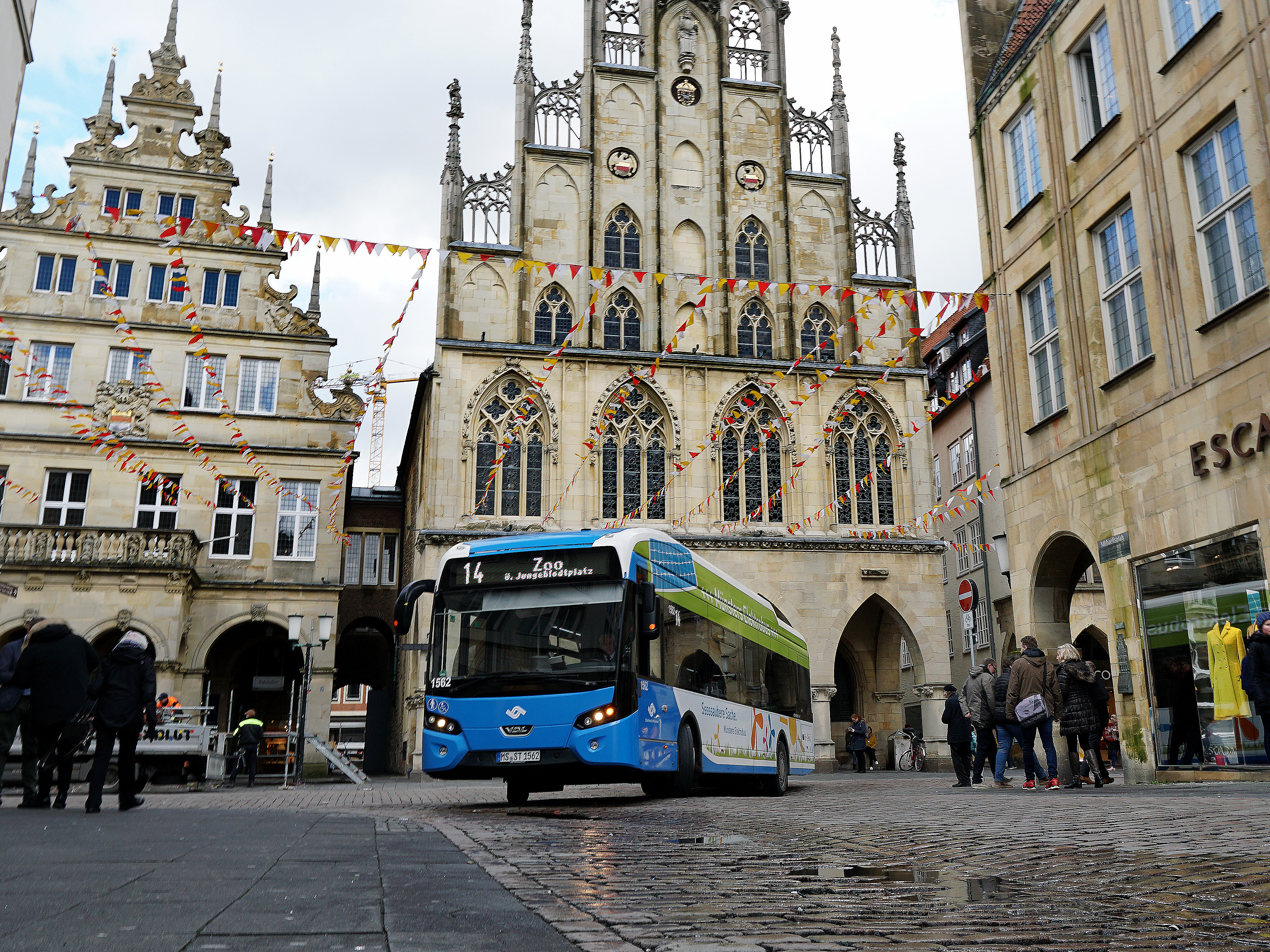 Bus auf dem Prinzipalmarkt vor Münsters Rathaus