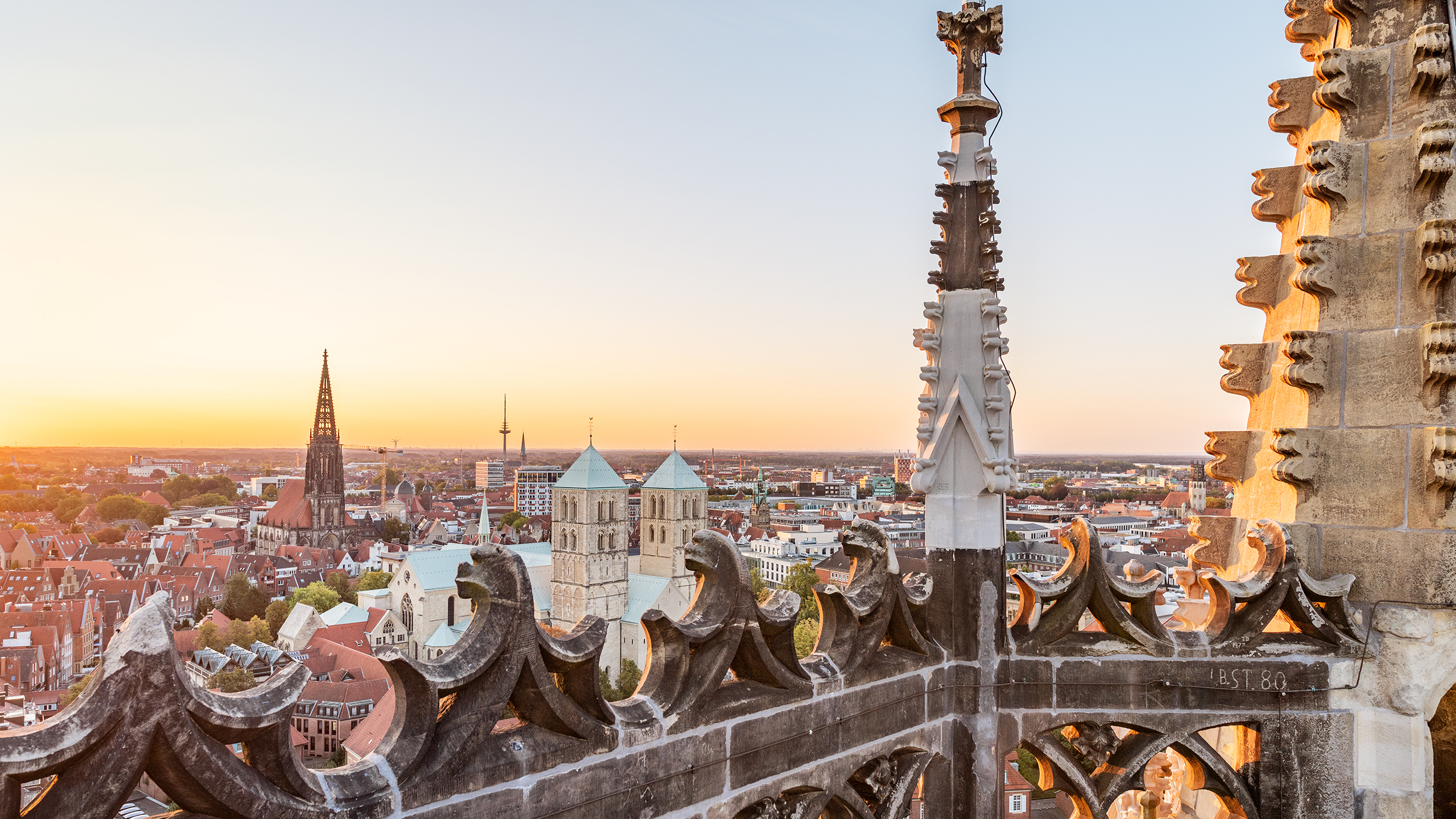 Münster von oben, mit Blick auf die Lambertikirche, die Domtürme des Paulusdom und den Fernsehturm.