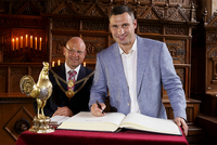 Vitali Klitschko beim Eintrag ins Goldene Buch. Links von ihm OB Markus Lewe. Der Goldene Hahn steht links im Bild.