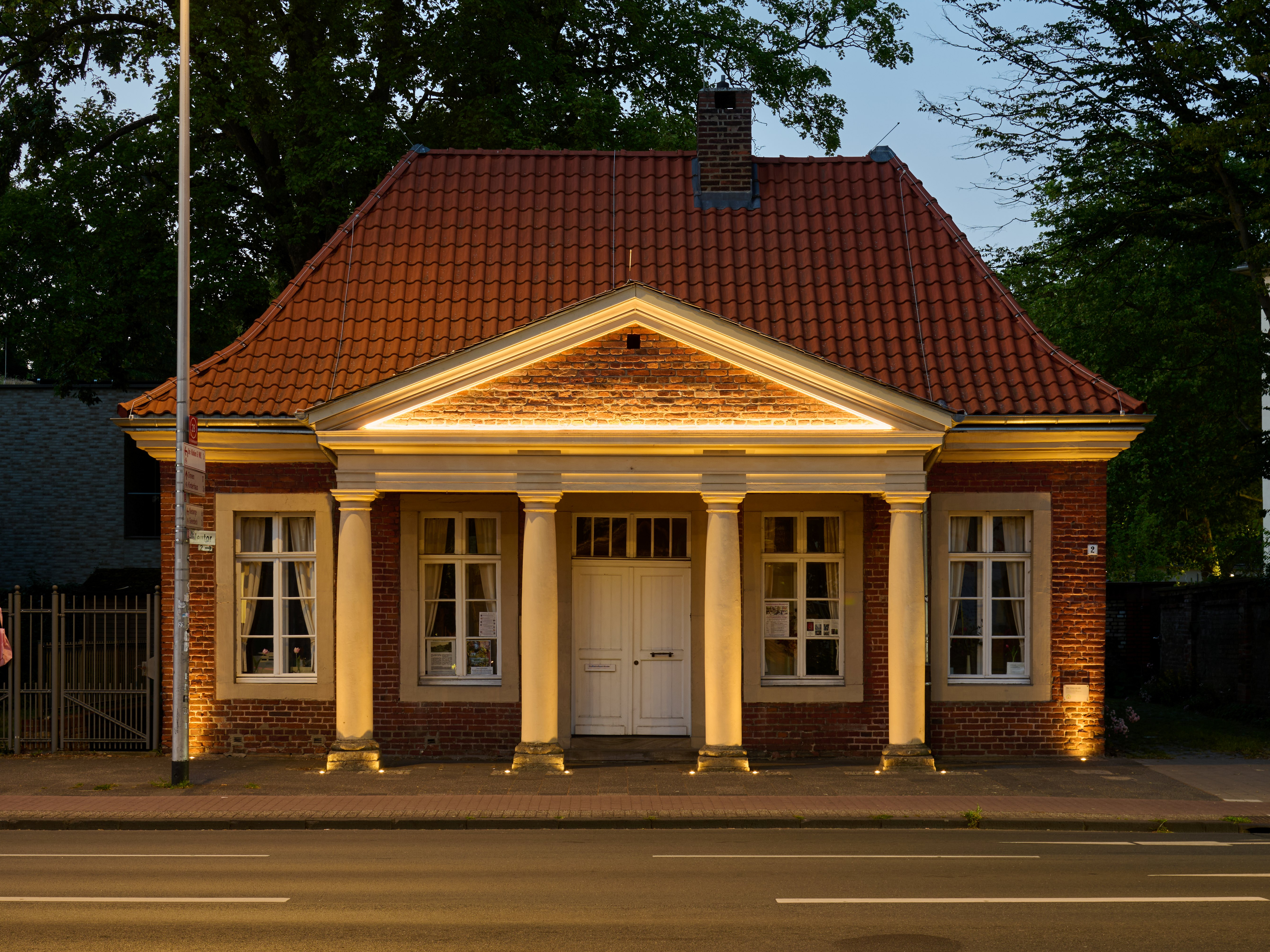 Das historische Torhaus auf der Nordseite im Abendlicht