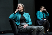 Schauspielerinnen der Produktion "Hannah Ahrendt auf der Bühne" Zwei Schauspielerinnen der Produktion "Hannah Ahrendt auf der Bühne" sitzen jeweils auf einem Stuhl hintereinder. Sie trage das gleiche Kostüm.