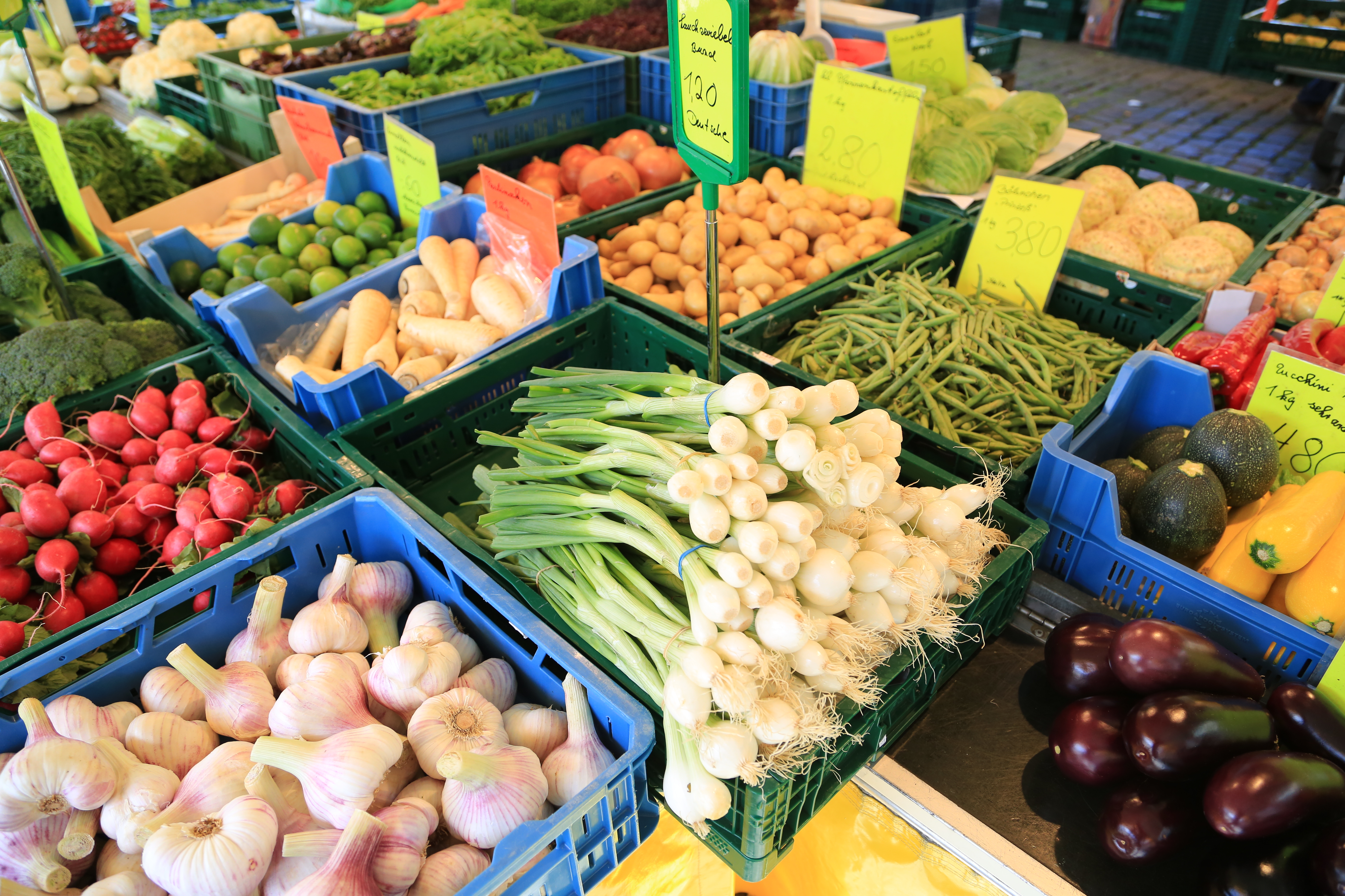 Gemüse an einem Marktstand in Münster.