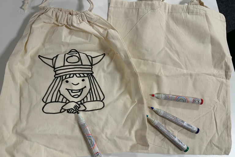Leinenbeutel mit Stiften und einem gemalten Bild