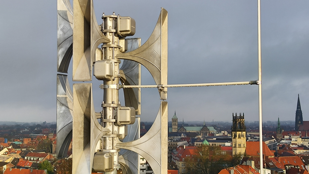 Sirenenanlage auf dem Dach im Hintergrund sind wichtige Gebäude in Münster zu sehen wie die Überwasserkirche und Lambertikirche