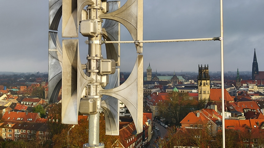 Sirenenanlage auf dem Dach im Hintergrund sind wichtige Gebäude in Münster zu sehen wie die Überwasserkirche und Lambertikirche