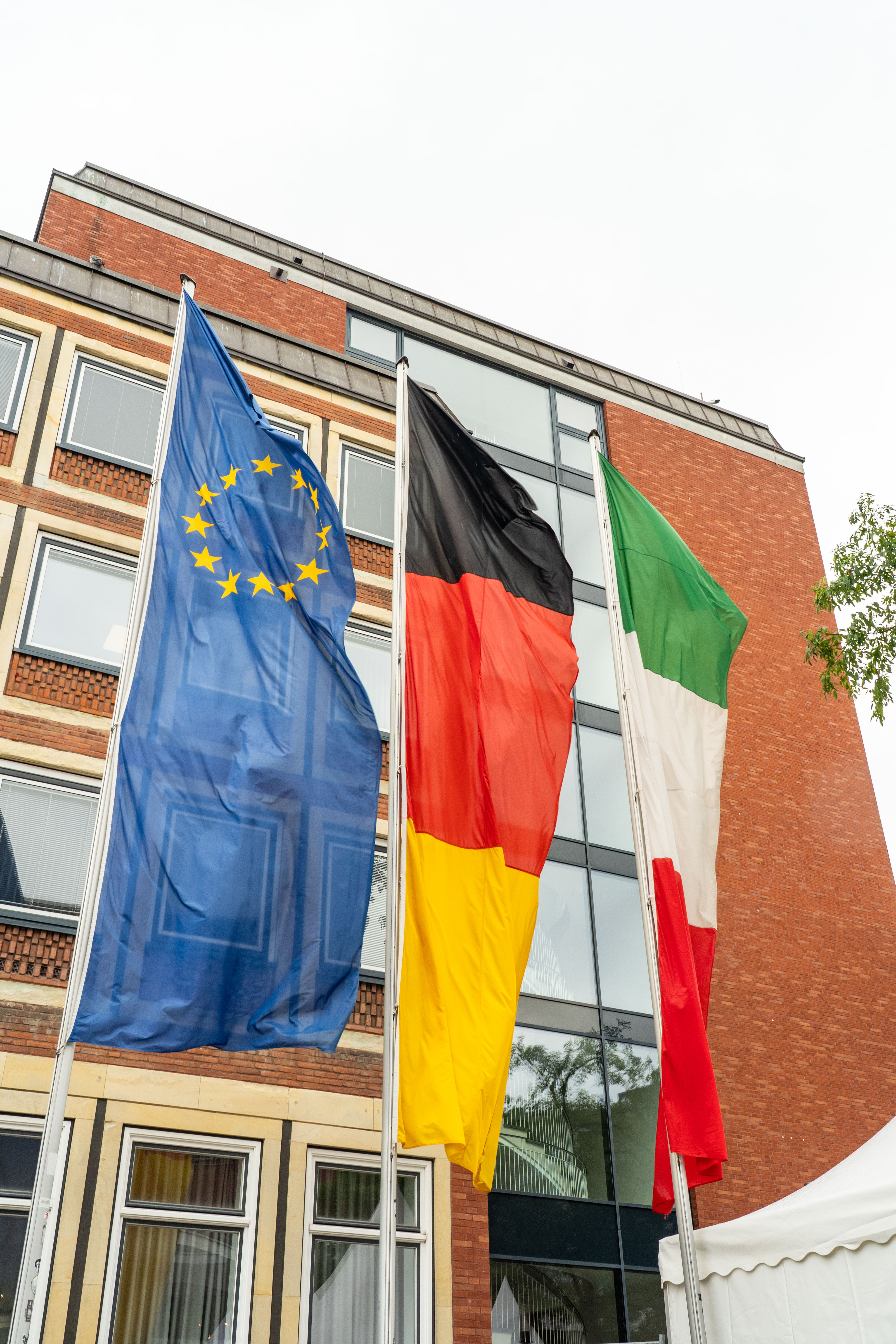 Europa-, Deutschland- und NRW-Fahne vor dem Stadthaus 1