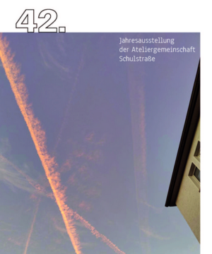 Auf dem Foto ist der Flyer der Jahresausstellung Ateliergemeinschaft Schulstraße zu sehen.