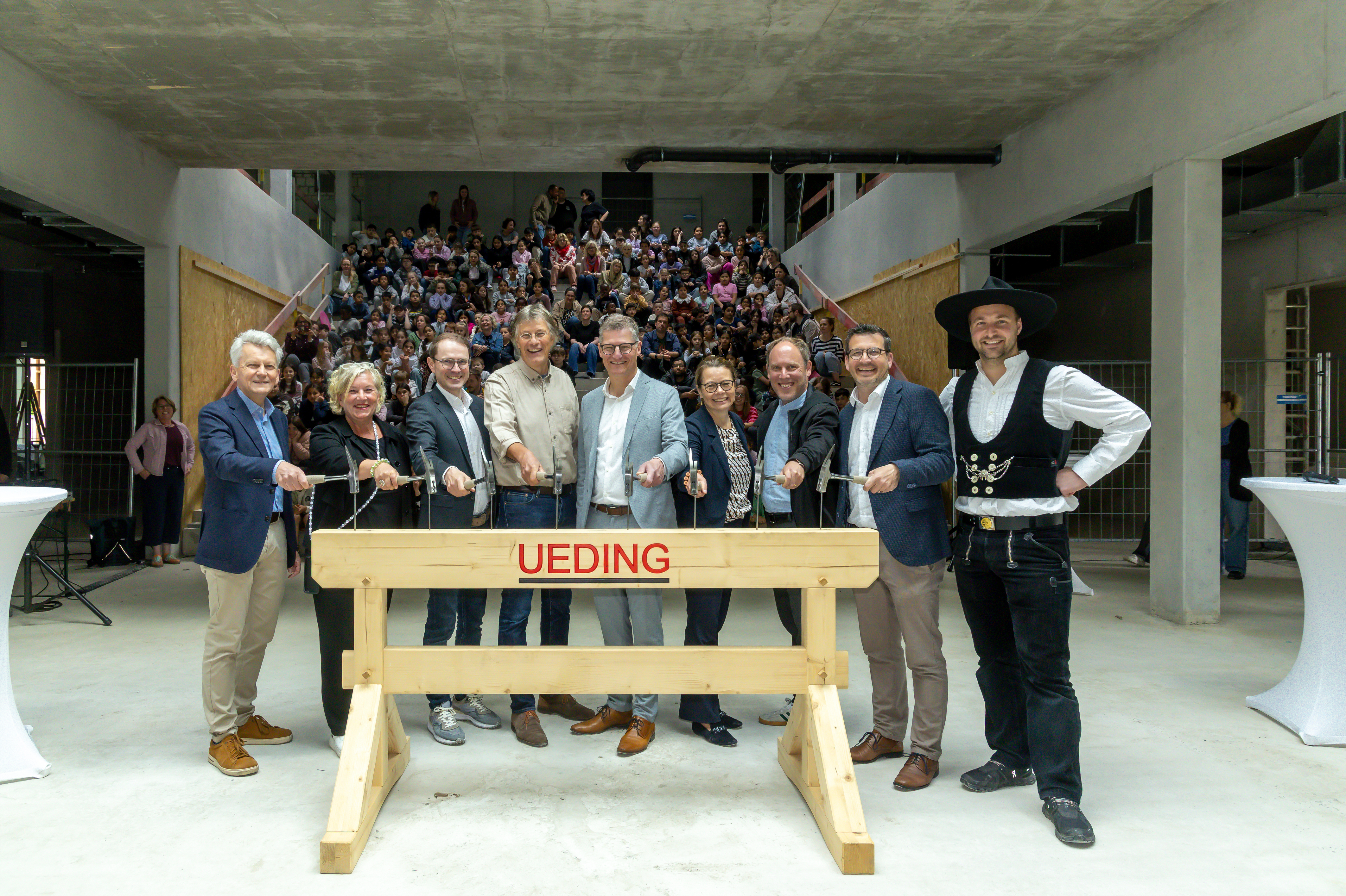 Gruppenfoto zeigt symbolischen Nagelschlag