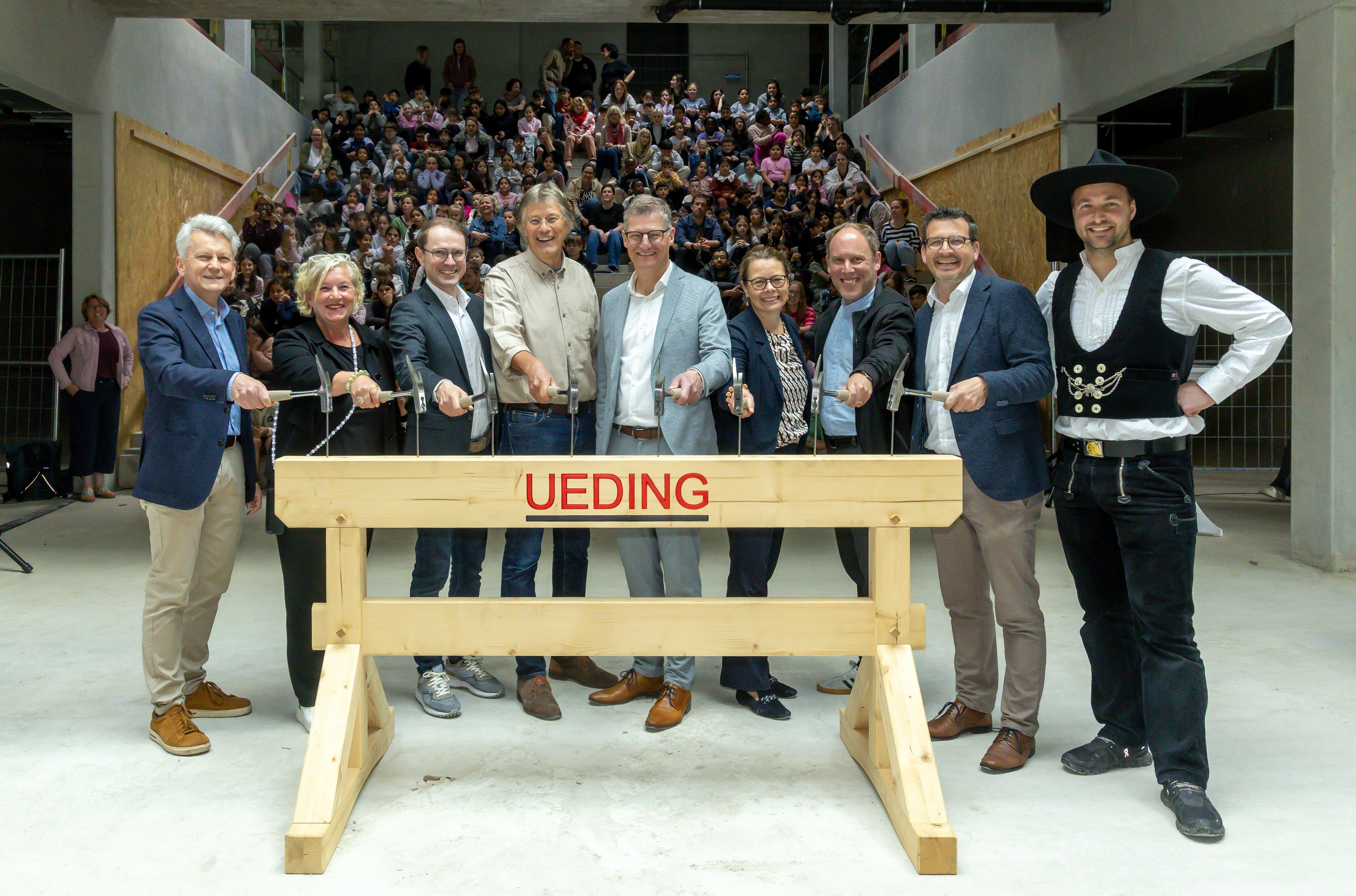 Gruppenfoto zeigt symbolischen Nagelschlag