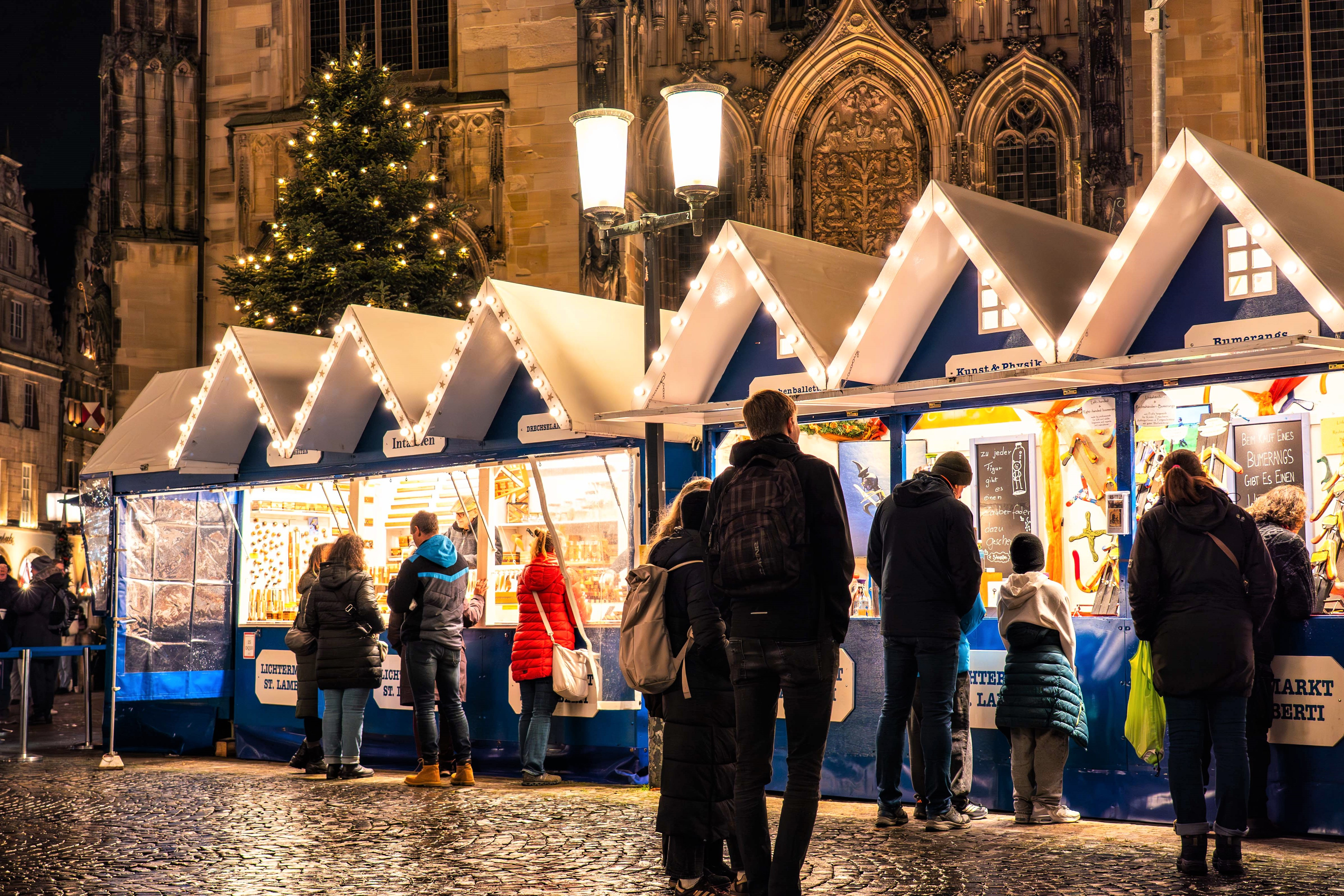 Menschen auf dem Weihnachtsmarkt an der Lamberti-Kirche