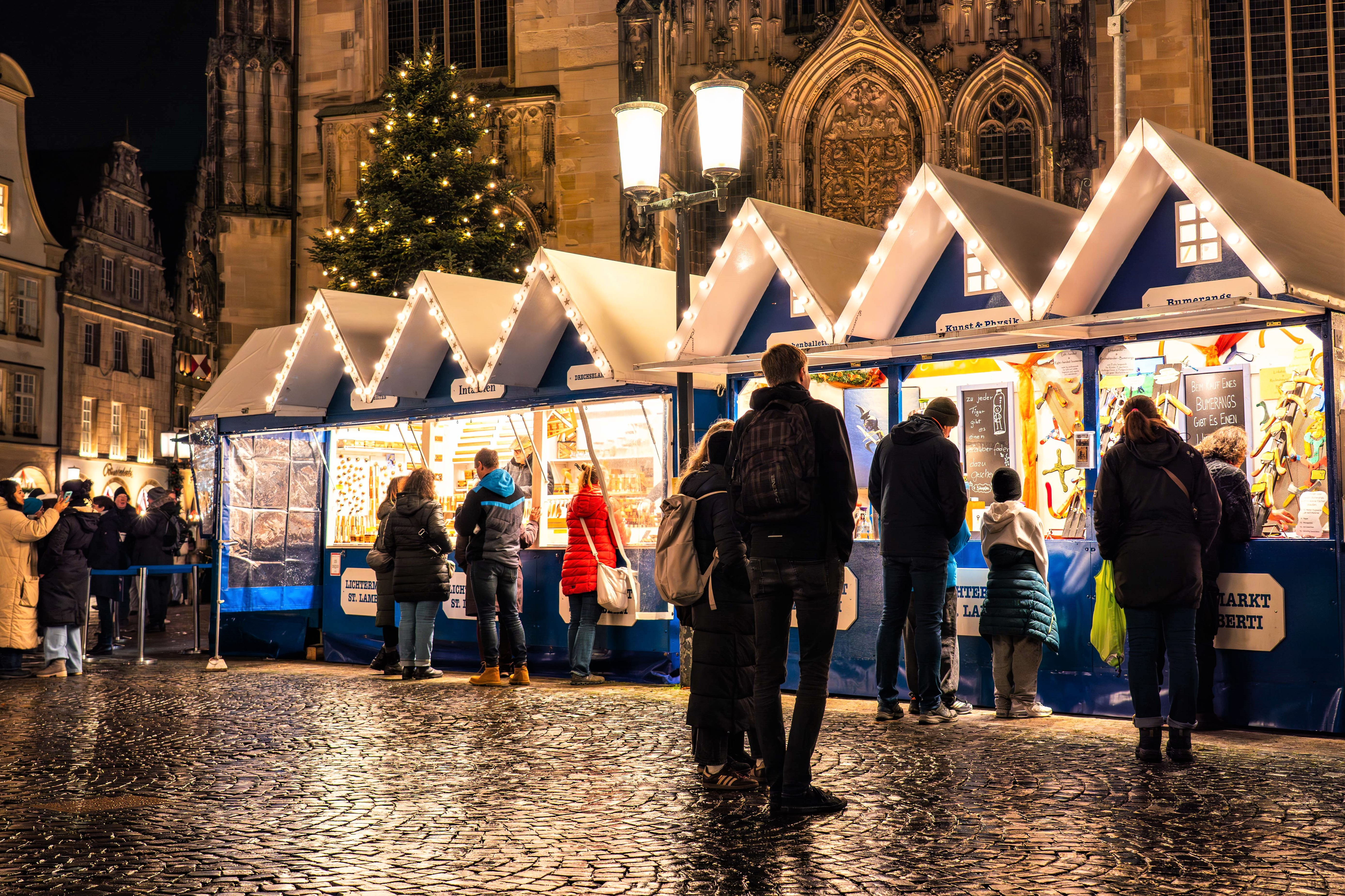 Menschen auf dem Weihnachtsmarkt an der Lamberti-Kirche