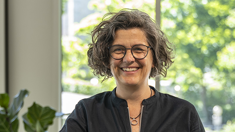 Portraitfoto von Dozentin Marianne Oshege