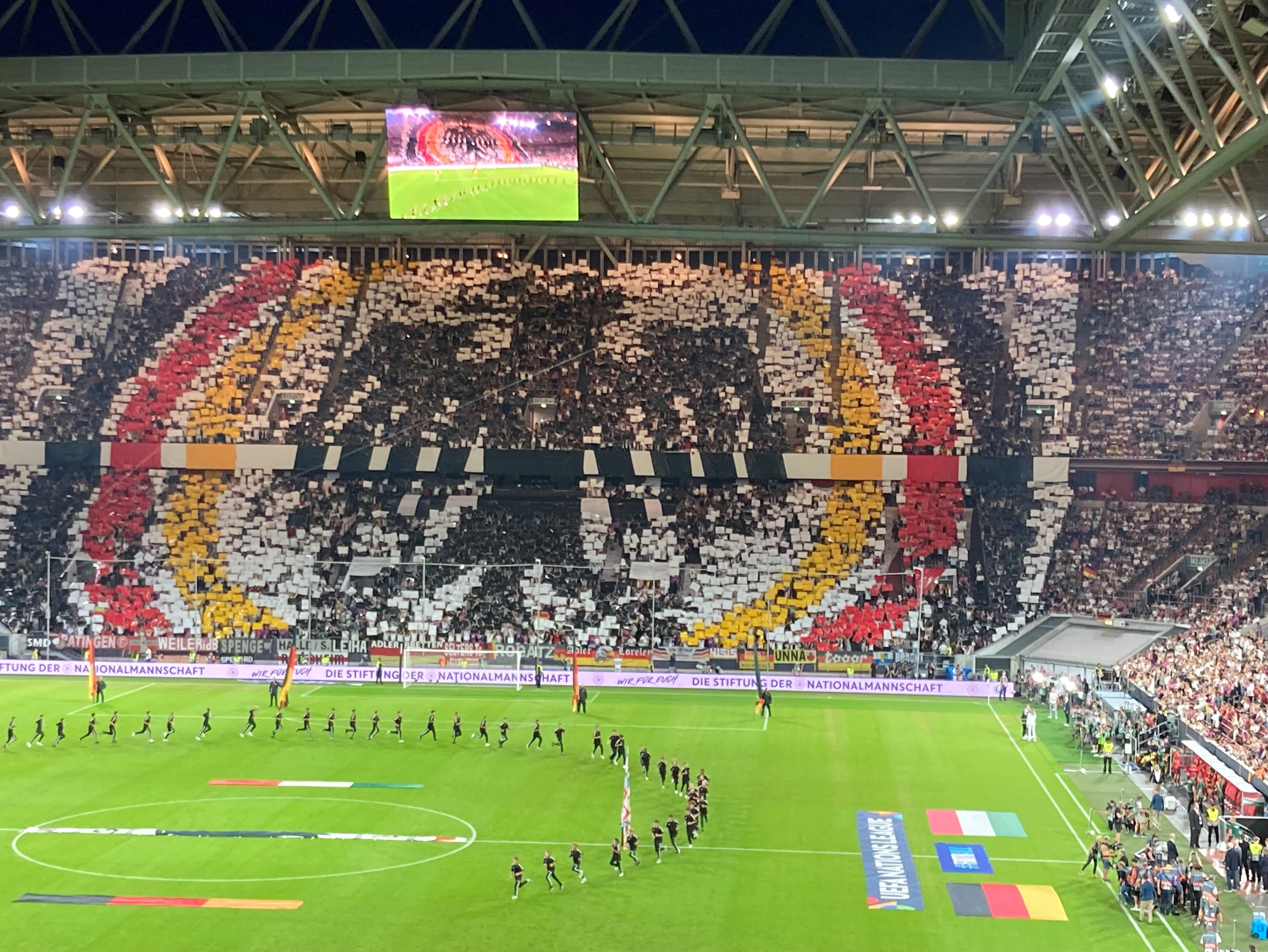 Bild aus dem Stadion mit Bundesadler-Choreo der Fans