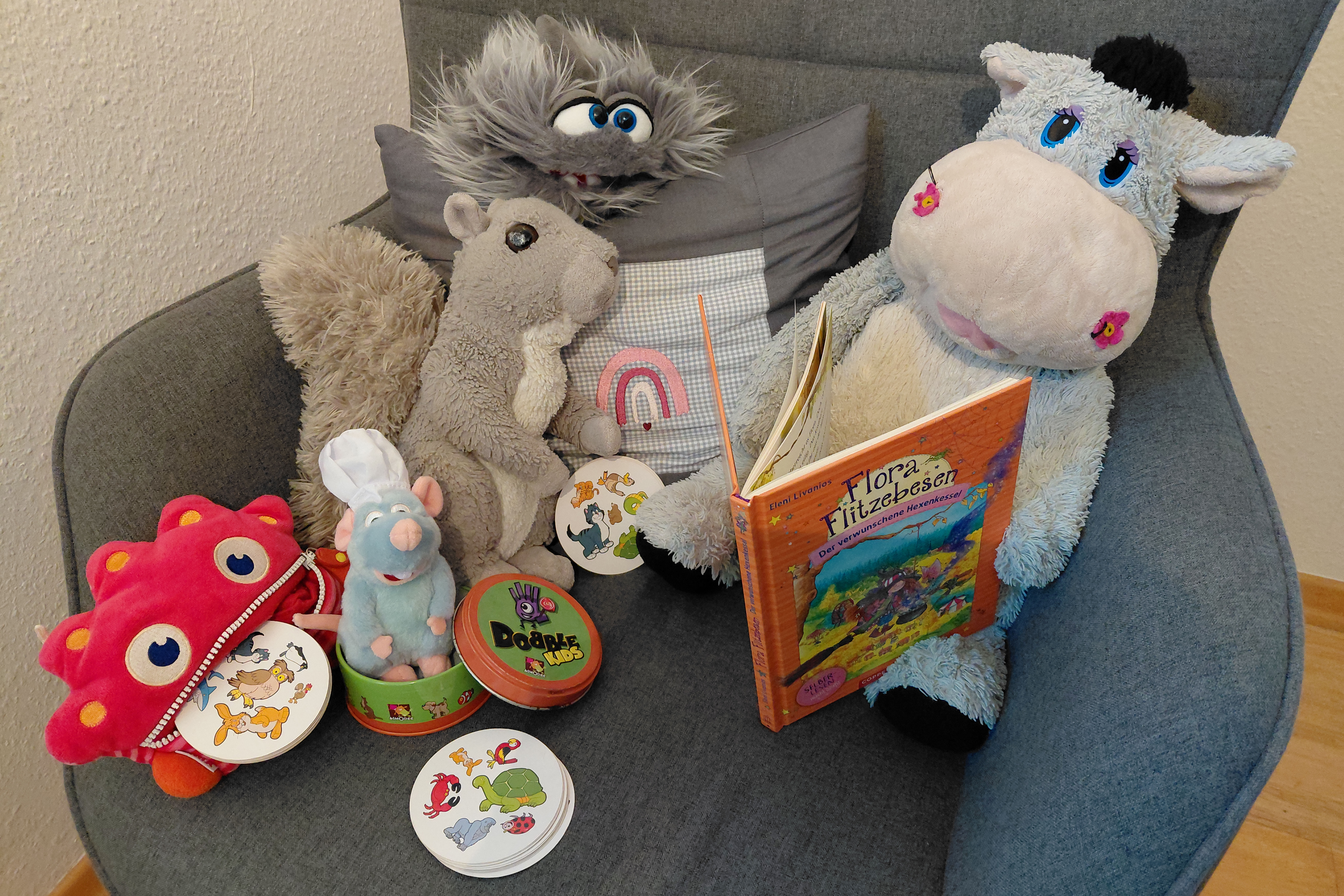 Kuscheltiere mit einem Buch und einem Spiel