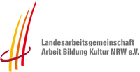 Logo: Drei hochgestellte Striche in Gelb, Orange und Rot in einem Kreis, daneben der Schriftzug 'Landesarbeitsgemeinschaft Arbeit Bildung Kultur NRW e. V. '