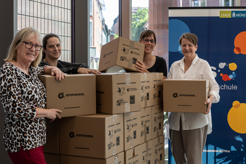 Dr. Susanne Eichler, Isabelle Ochsenfarth, Dr. Sandra Mischliwietz und Heike Epping-Hellrung mit den Bücherkisten.