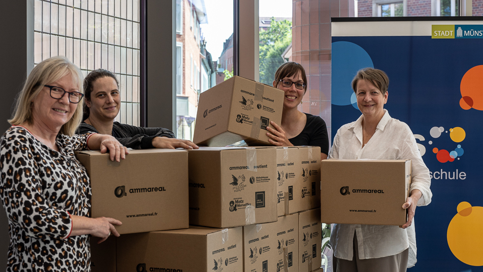 Dr. Susanne Eichler, Isabelle Ochsenfarth,  Dr. Sandra Mischliwietz und Heike Epping-Hellrung mit den Bücherkisten.
