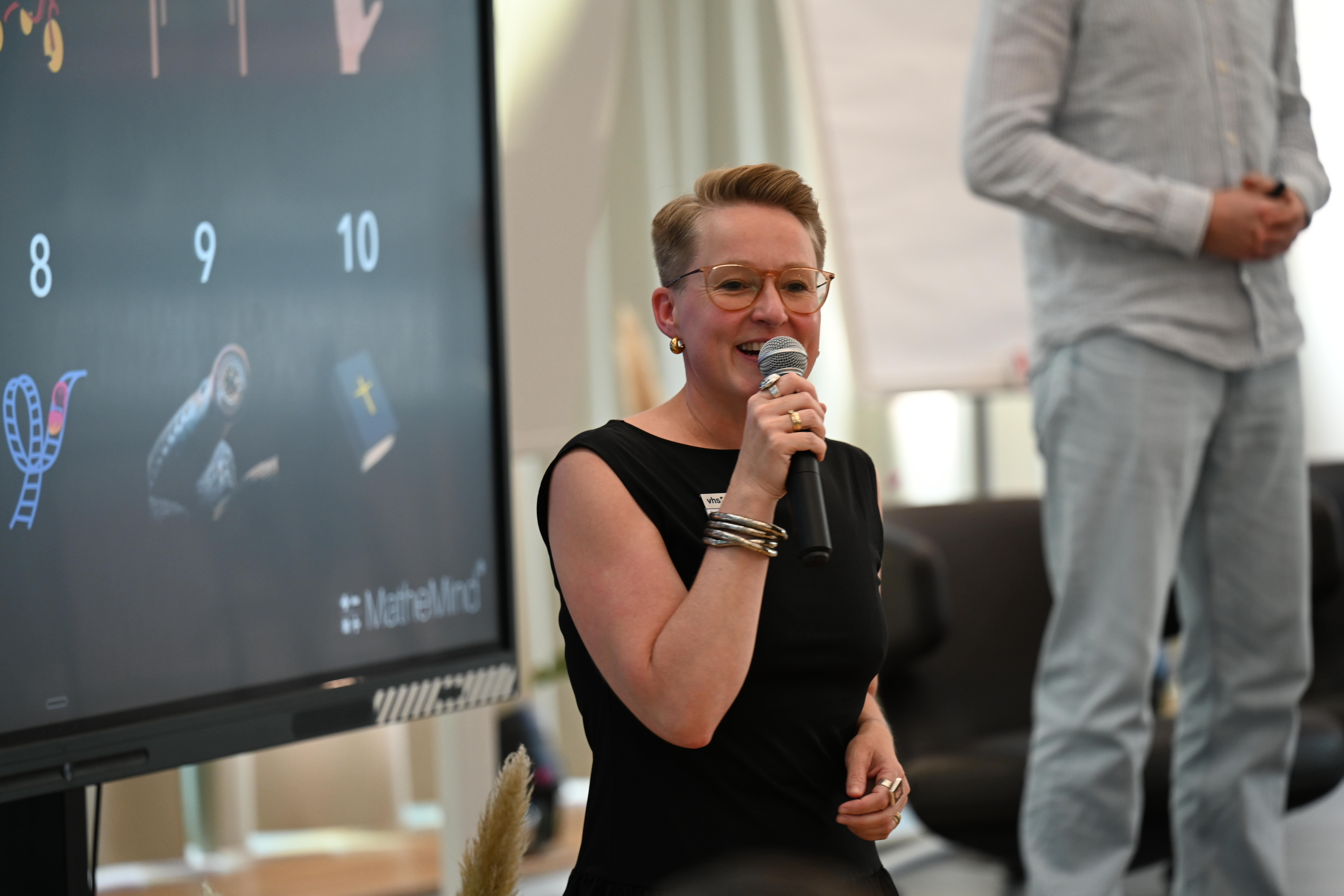 Esther Joy Dohmen im schwarzen Cocktailkleid 