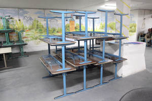 Schulmöbel: mehrere Tische wurden im Luftschutzbunker gelagert 