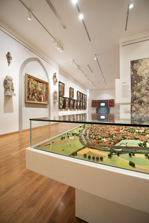 Blick in Kabinett 5 mit dem Stadtmodell 1533