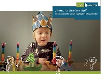 Kleiner Junge mit 4 Kerzen und Geburtstagskrone