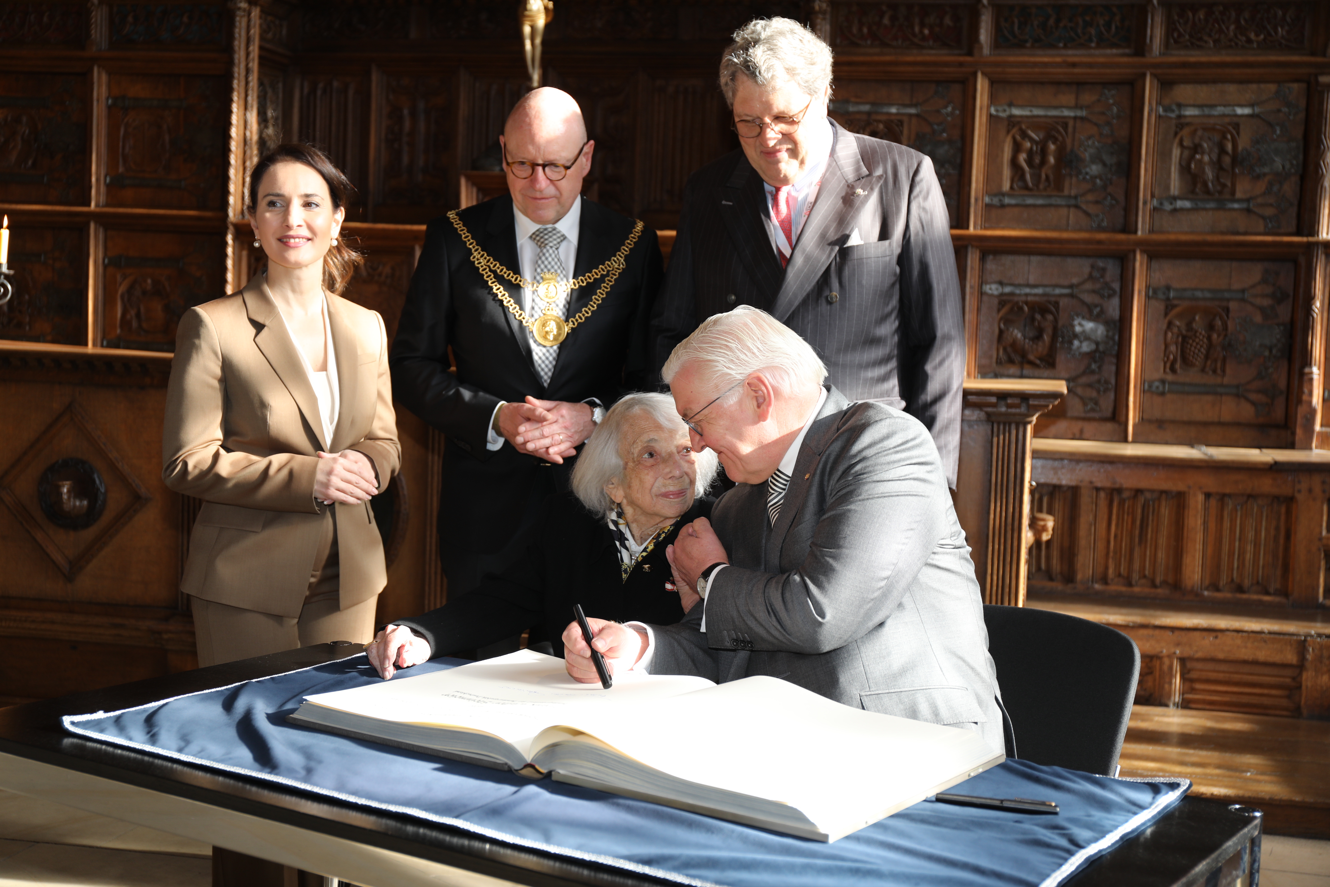 Bundespräsident Frank-Walter Steinmeier und Margot Friedländer tragen sich ins Goldene Buch der Stadt Münster ein.
