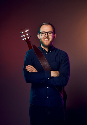 Foto von Sven Bensmann mit Gitarre