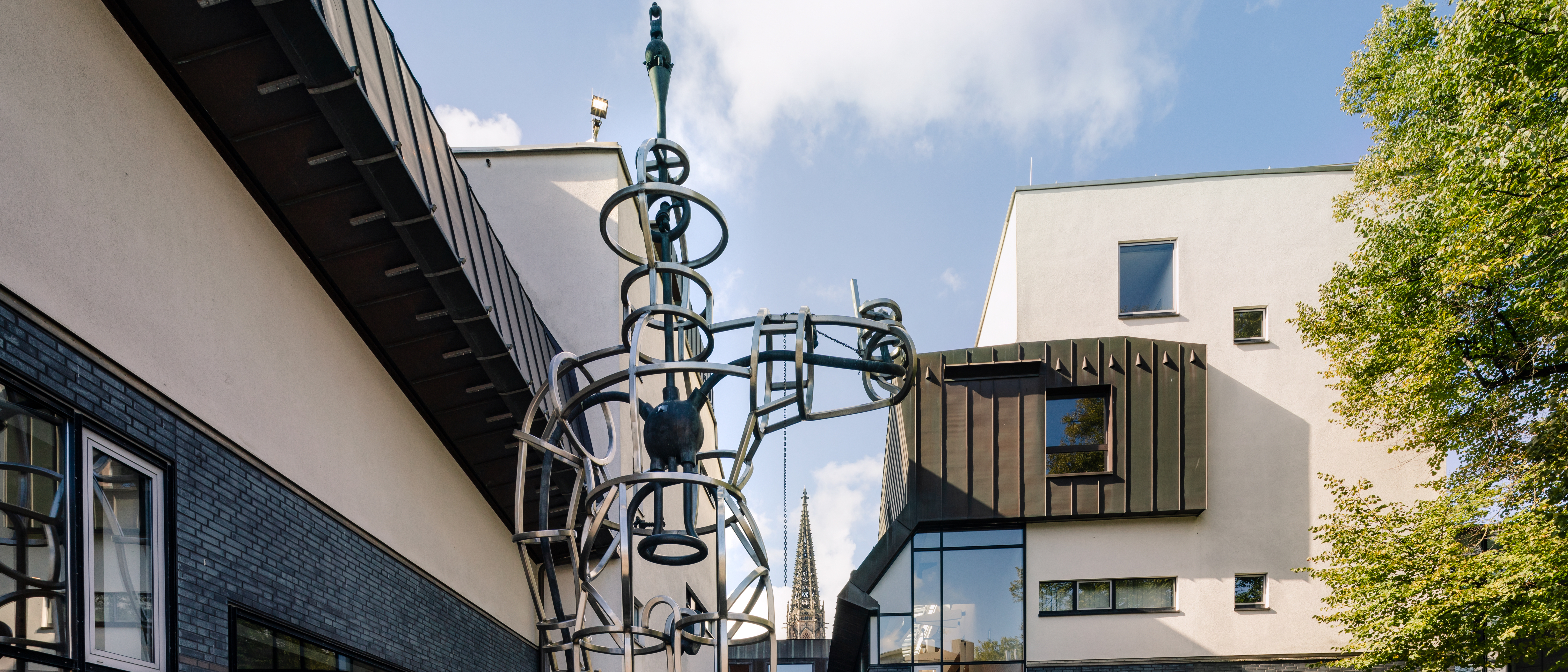 Außenansicht der Stadtbücherei Münster mit Skulptur