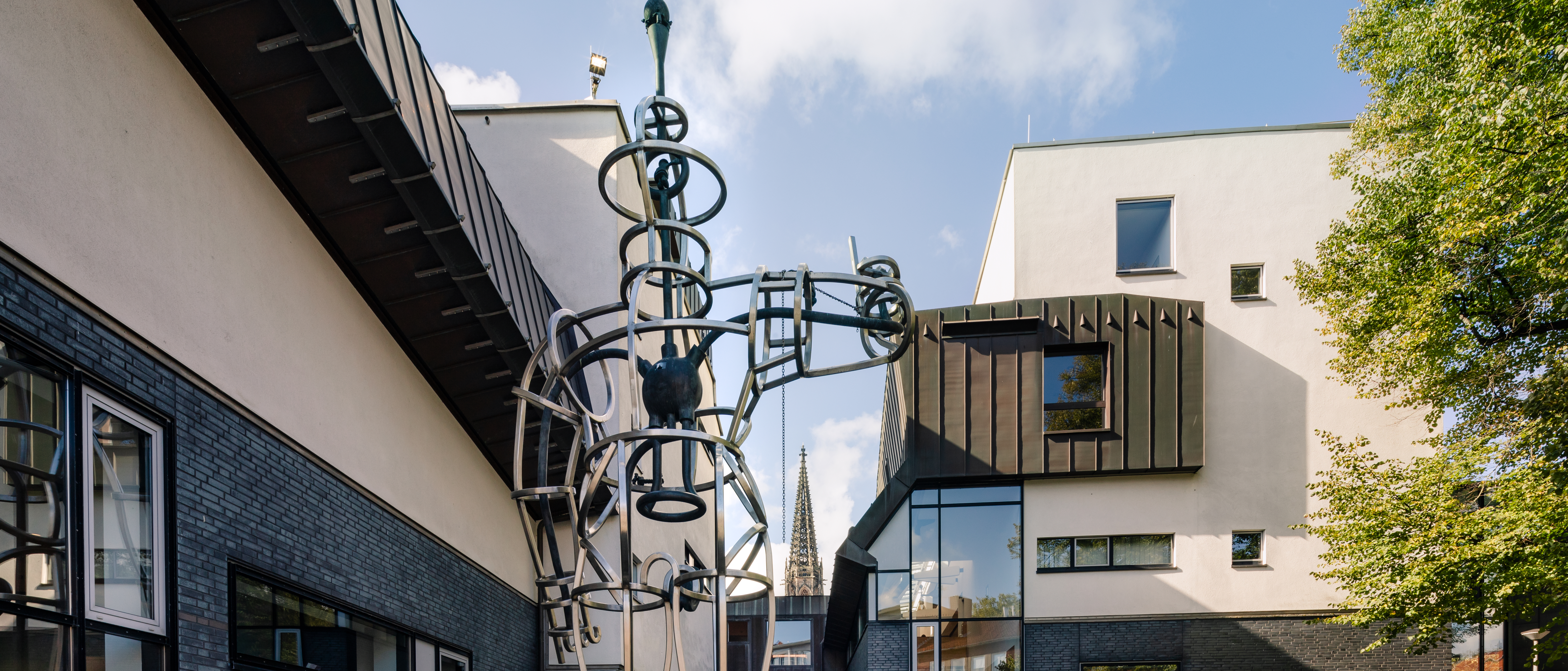 Außenansicht der Stadtbücherei Münster mit Skulptur