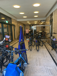 Abstellen der Räder im Radhaus von Enschede.
