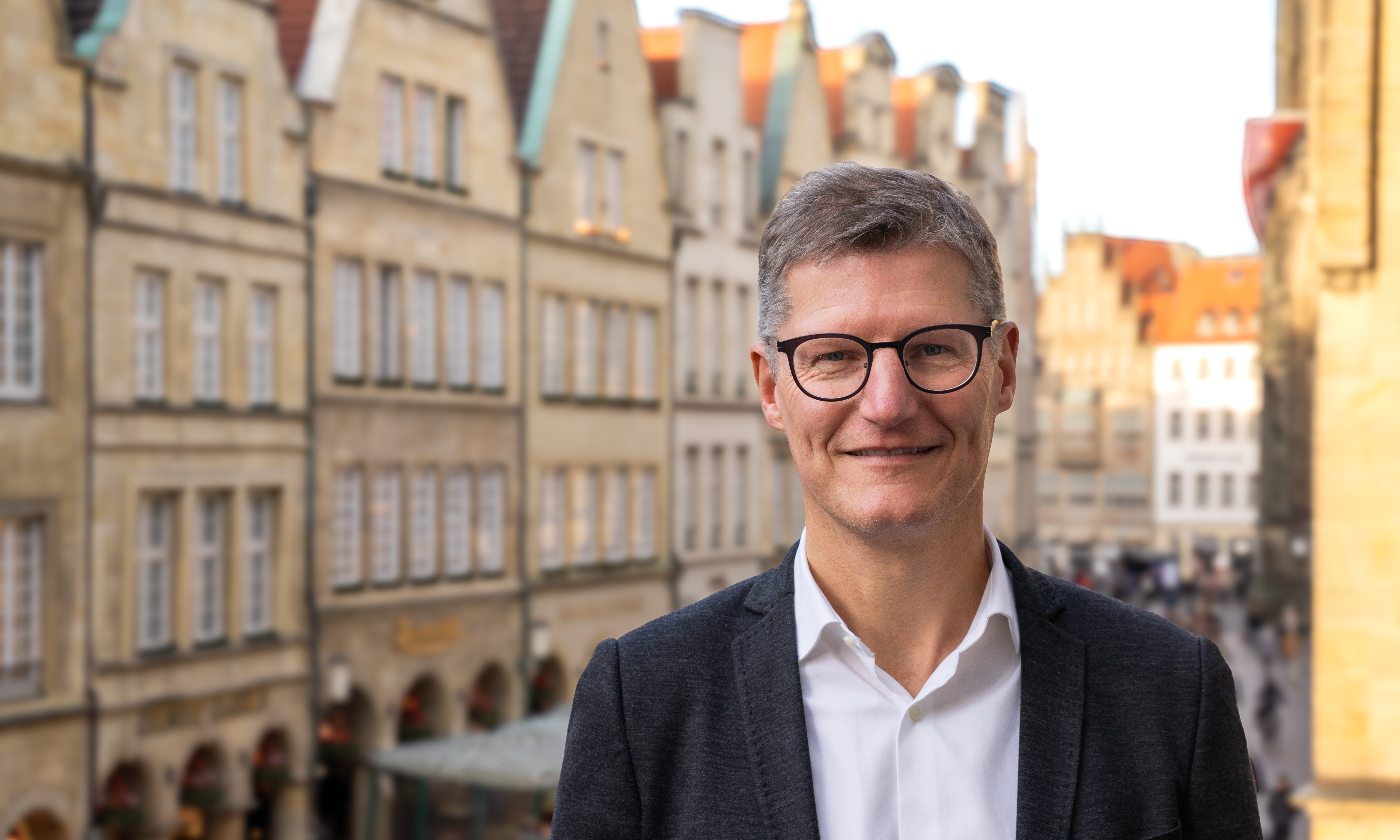 Oberbürgermeister Tilman Fuchs auf dem Sentenzbogen