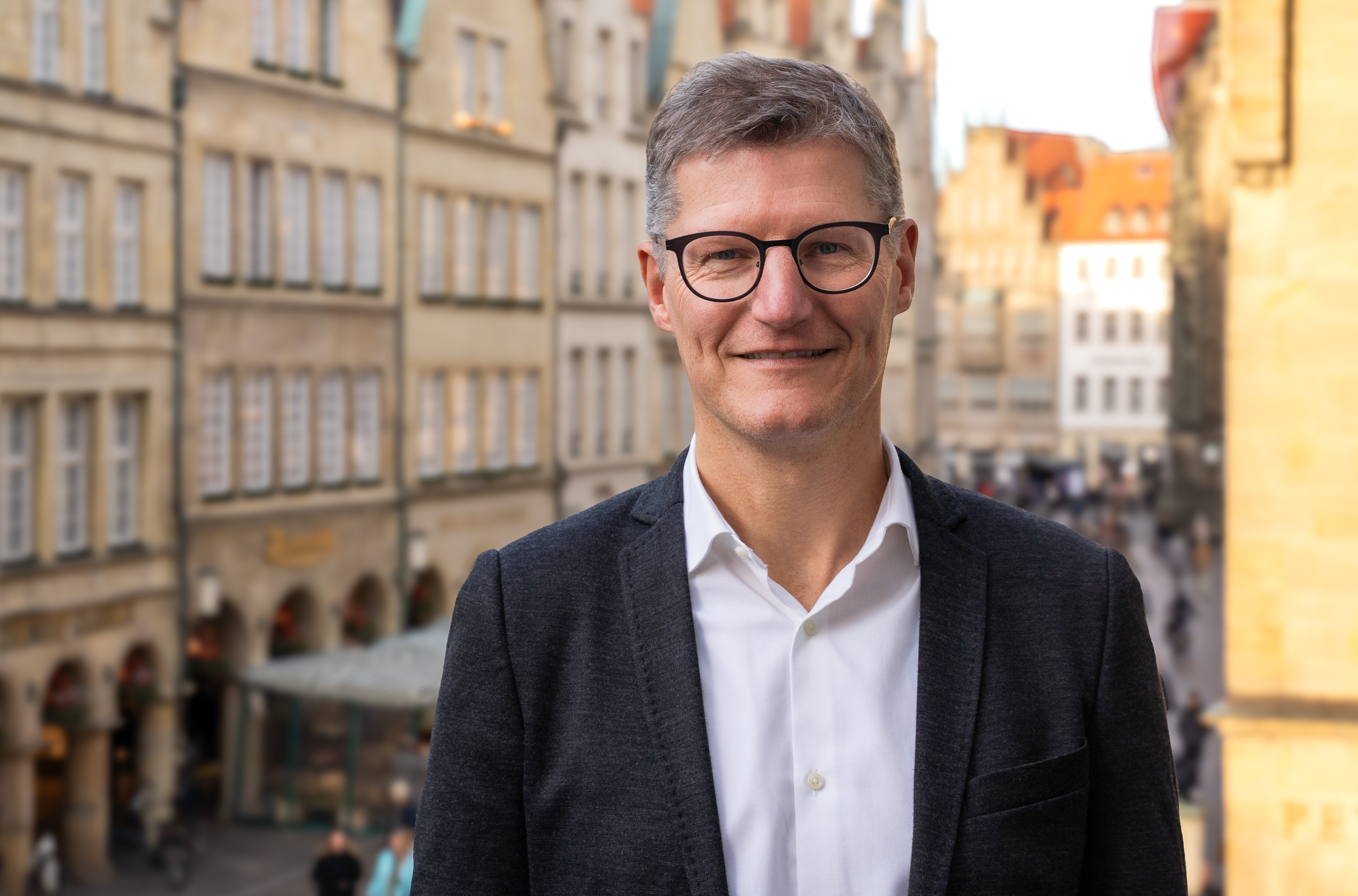 Oberbürgermeister Tilman Fuchs auf dem Sentenzbogen
