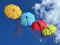 Bunte Regenschirme am Himmel