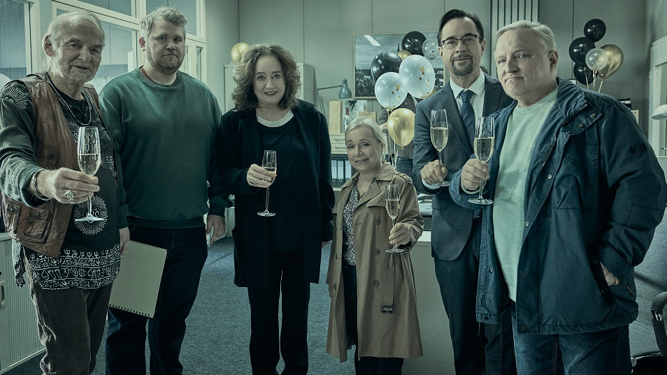 Die Hauptdarsteller:Innen des Münster-Tatort: Claus Dieter Clausnitzer ("Vaddern" Herbert Thiel), Björn Meyer (Kriminalkommssar Mirko Schrader), Mechthild Großmann (Staatsanwältin Wilhelmine Klemm), ChrisTine Urspruch (Rechtsmedizinerin Silke Haller), Jan Josef Liefers (Professor Karl-Friedrich Boerne), Axel Prahl (Hauptkommissar Frank Thiel)