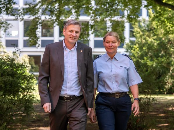Pressesprecherin der Polizei Angela Lüttmann und Kripochef Jürgen Dekker laufen auf den Betrachter zu