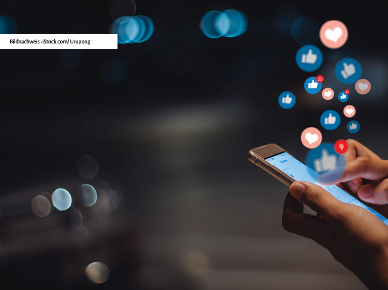 Handy in einer Hand, aus dem etliche Social-Media Icons emporsteigen