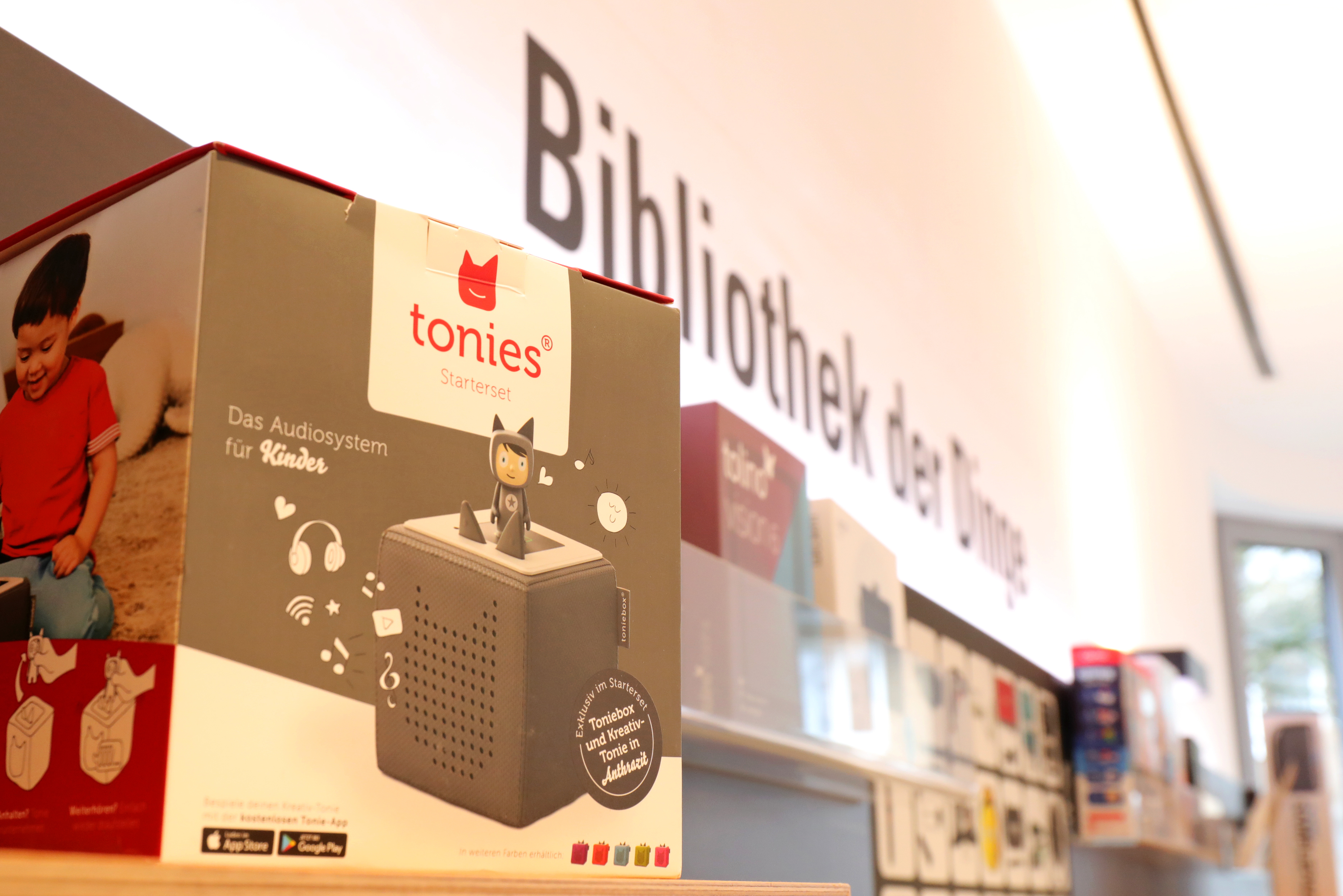 Blick in die Bibliothek der DInge: Im Vordergrund eine Tonie-Box