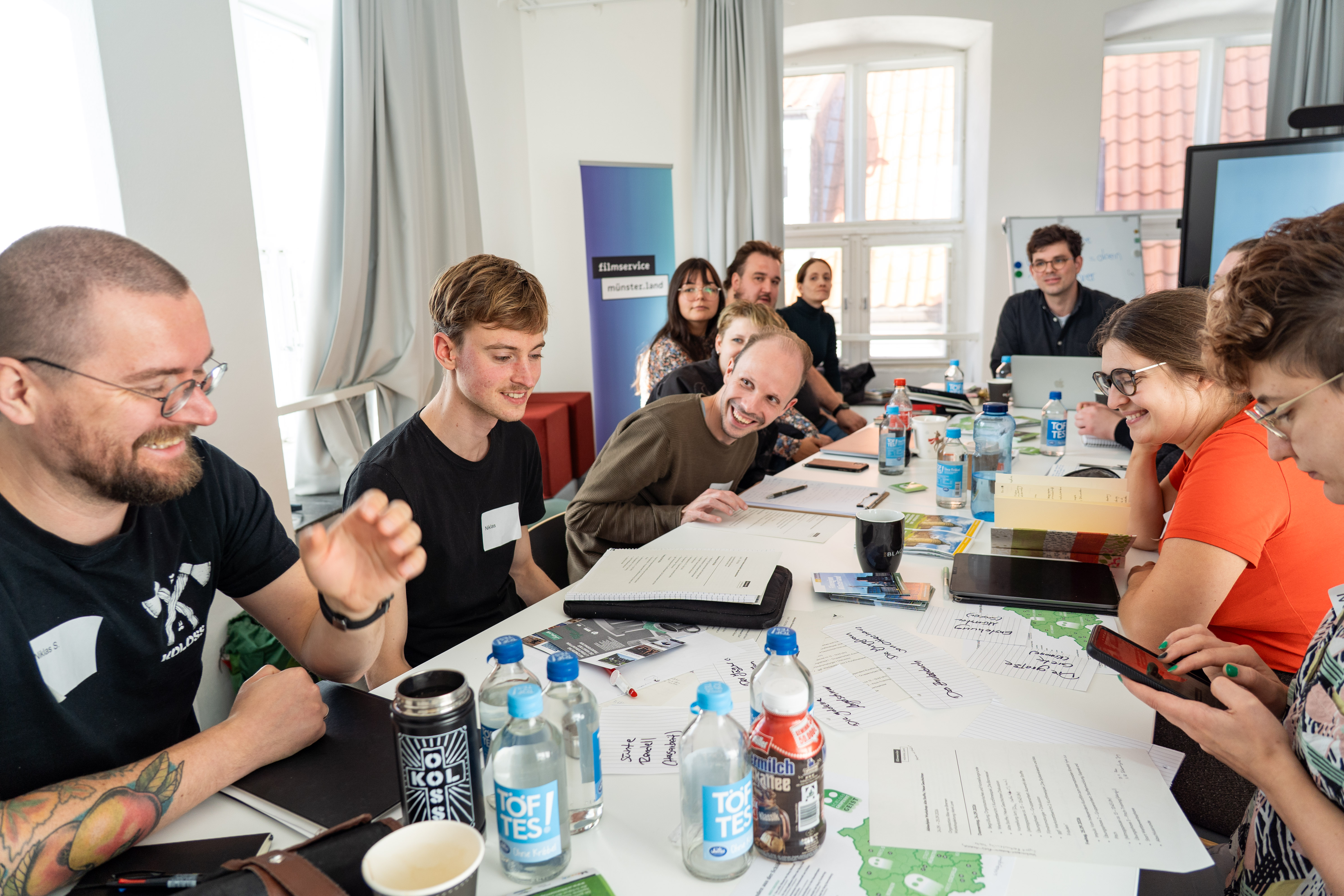 Workshopteilnehmende bei der Ideenentwicklung am Tisch