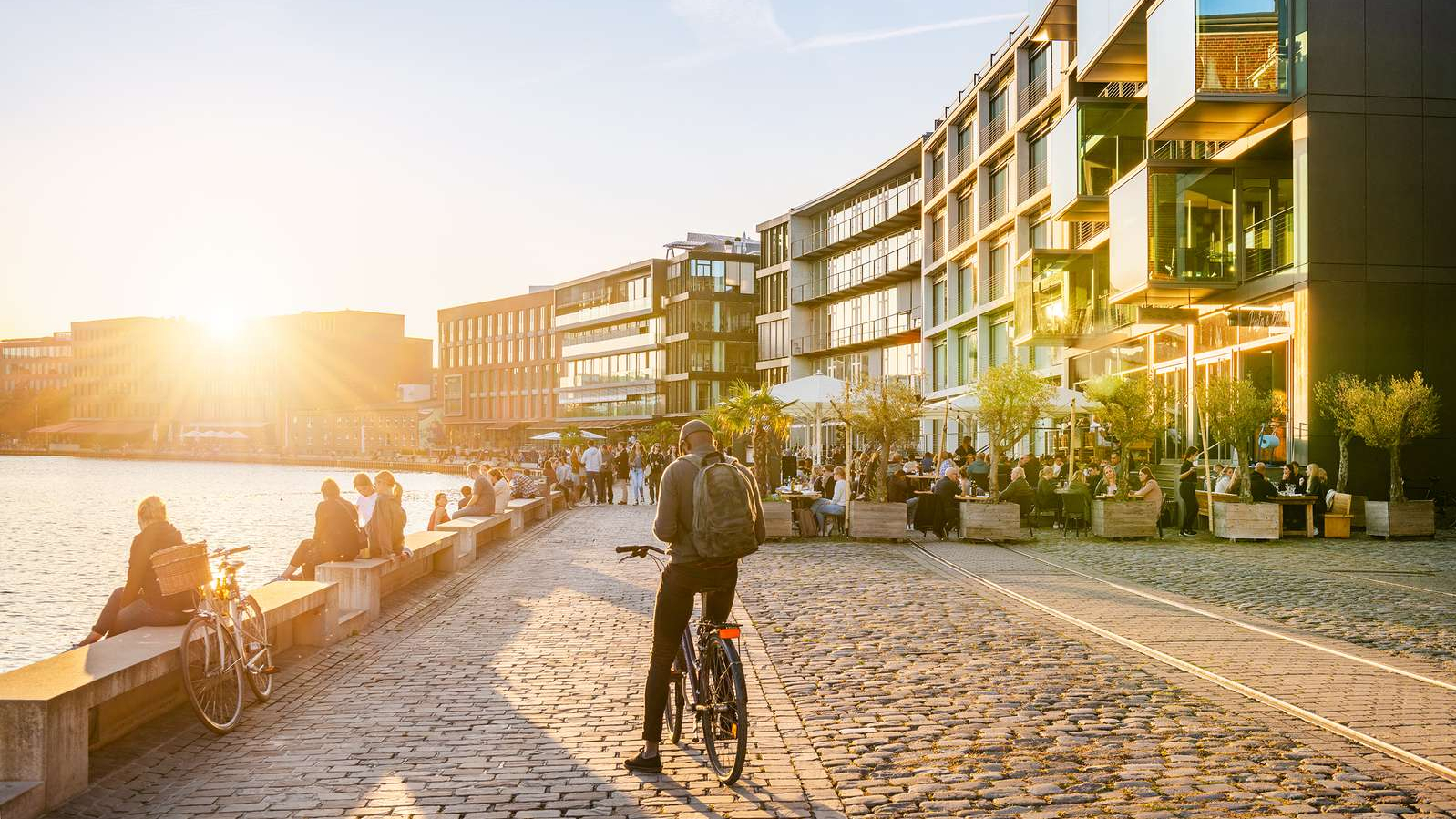 Die Gastronomie am Kreativkai in Münsters Hafen im Gegenlicht.