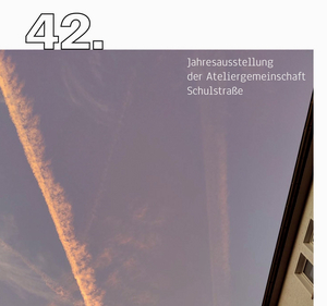 Auf dem Foto ist der Flyer der Jahresausstellung Ateliergemeinschaft Schulstraße.