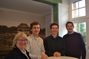 Beanka Ganser aus dem Vereinsvorstand, die Studierenden Jakob Scheidtweiler und Arne Dietrich und Fördervereinsvorsitzender Robert von Olberg