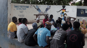 Menschen aus Ghana sitzen im Kreis und unterhalten sich