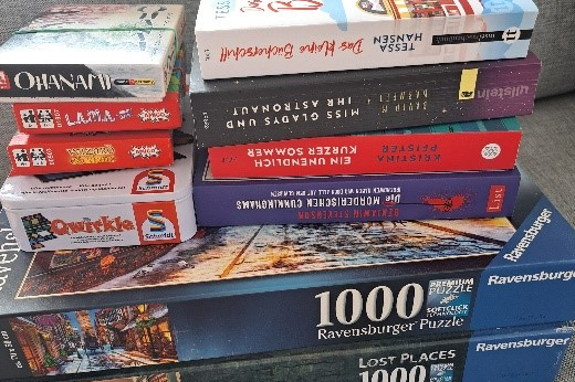 Puzzle- und Bücherstapel
