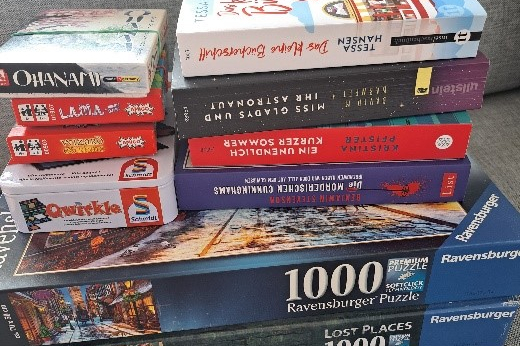 Puzzle- und Bücherstapel