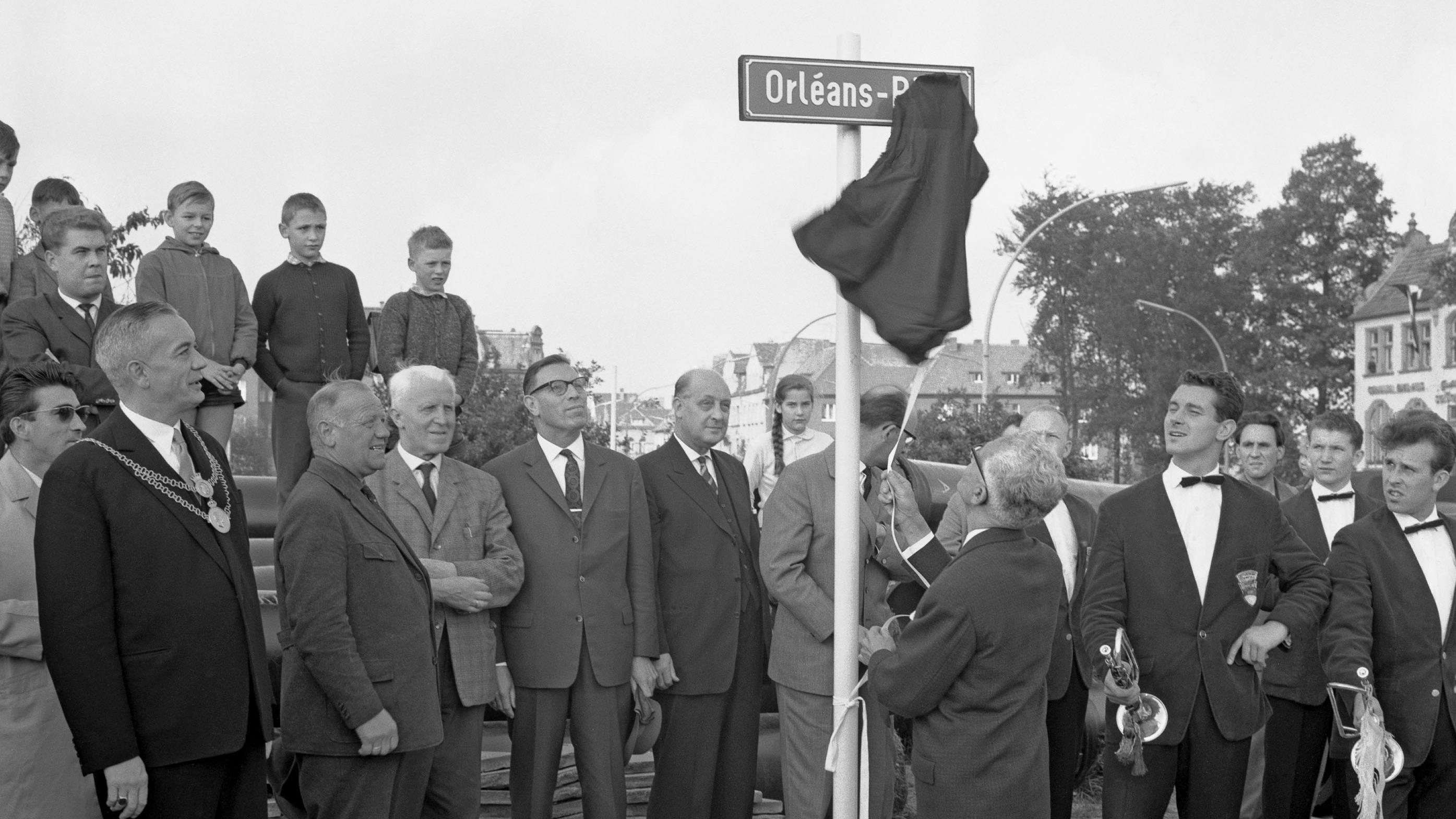 Aufnahme von 1962: Vertreter der Städte Münster und Orléans feiern die Einweihung des Orléans-Rings in Münster