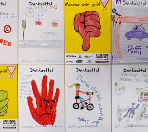 von Kindern gemalte Zettel mit möglichen Gefahren im Straßenverkehr